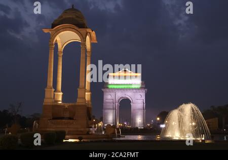 india cancello, baldacchino e fontana di notte a nuova delhi, india Foto Stock