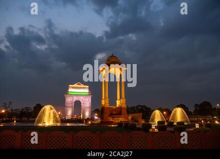 un grandangolo notte di porta india, il baldacchino dietro e fontana a nuova delhi Foto Stock