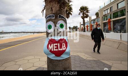 Melbourne Covid-19 2020. Maschera 'i love Melb' su un albero in una vuota St Kilda Beach a Melbourne Australia . Foto Stock