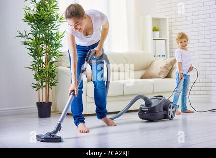 la famiglia è felice di pulire la camera Foto Stock