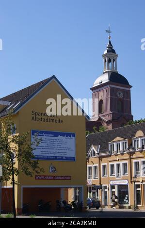 Havelstraße in Berlin-Spandau mit Nikolaikirche Foto Stock