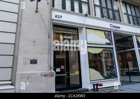 New York, Stati Uniti. 3 agosto 2020. Vista della sede centrale di Shopify New York a Broadway, l'azienda ha annoniato che i dipendenti non devono mai tornare in ufficio. (Foto di Lev Radin/Pacific Press) Credit: Pacific Press Media Production Corp./Alamy Live News Foto Stock