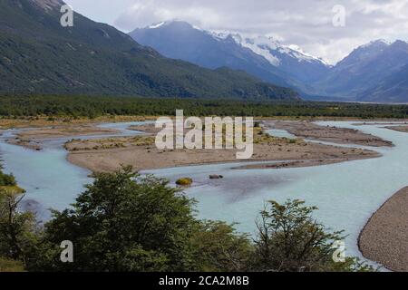 Vista sulla valle del fiume De las Vueltas e sulla città di El Chalten, Argentina. Il colore dell'acqua turchese è causato dal limo glaciale. Foto Stock