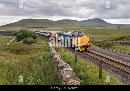 Treno speciale estivo 'The Staycation Express' sulla ferrovia Settle-Carlisle, visto qui a Blea Moor, Ribblehead, Yorkshire Dales National Park, Regno Unito Foto Stock