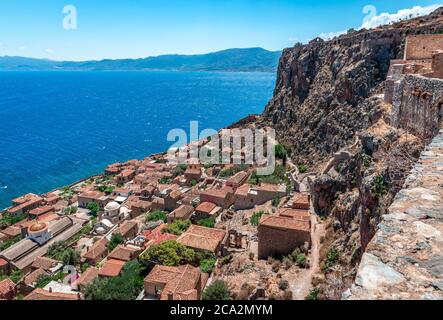 Vista della città medievale di Monemvasia dall'alto. Peloponneso, Grecia. Foto Stock