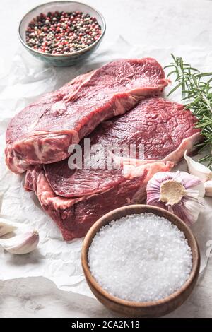 Due costolette con spezie al sale, rosmarino e aglio Foto Stock