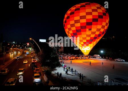 Ankara, Turchia. 3 agosto 2020. Una mongolfiera si prepara a decollo durante una vacanza di eventi Eid-al-Adha nel distretto di Kecioren ad Ankara, Turchia il 4 agosto 2020. I turisti locali e stranieri hanno la possibilità di godersi il paesaggio partecipando a tour in mongolfiera. (Foto di Tunahan Turhan/INA Photo Agency/Sipa USA) Credit: Sipa USA/Alamy Live News Foto Stock