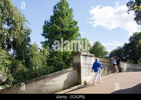 Il ponte di pietra sul lago ornamentale nei terreni di Chiswick House una villa Palladiana del 18esimo secolo a Chiswick, Londra, Inghilterra, Regno Unito Foto Stock