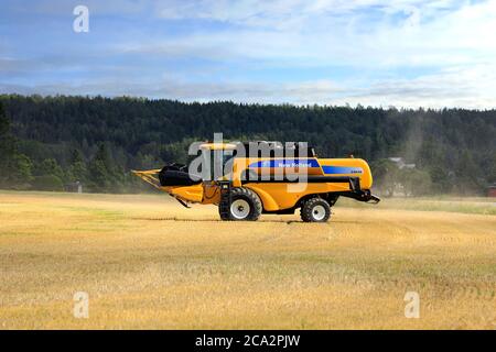 La vendemmia autunnale 2020 inizia in Finlandia: Coltivatore che raccoglie orzo con la mietitrebbia New Holland CS540 a Salo, Finlandia. 1 agosto 2020. Foto Stock