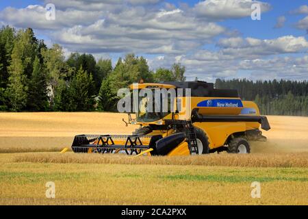 La vendemmia autunnale 2020 inizia in Finlandia: Coltivatore che raccoglie orzo con la mietitrebbia New Holland CS540 a Salo, Finlandia. 1 agosto 2020. Foto Stock