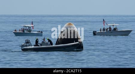 GULF OF MEXICO, USA - 02 agosto 2020 - squadre di supporto e curiosi navigatori ricreativi arrivano alla SpaceX Crew Dragon Endeavour a breve af Foto Stock