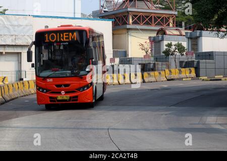 Giacarta / indonesia - Luglio 25 2020. MiniTrans, che passa attraverso la fermata Blok M, fa parte di Transjakarta ma è usato come un bus di alimentazione Foto Stock