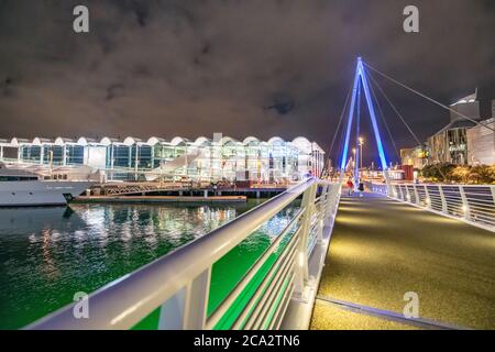 AUCKLAND, NUOVA ZELANDA - 26 AGOSTO 2018: Vista notturna del porto della città lungo il mare. Foto Stock