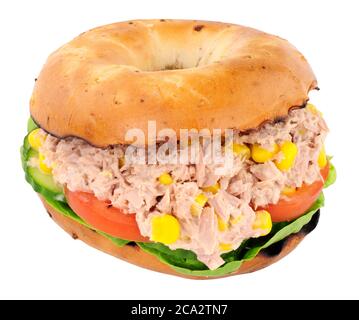 Bagel ripieno di tonno e mais, isolato su fondo bianco Foto Stock