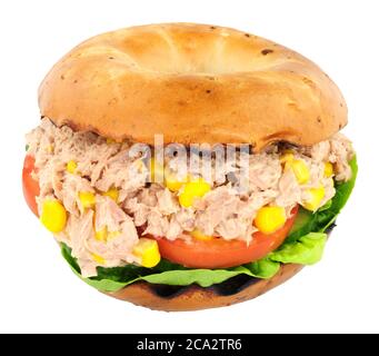 Bagel ripieno di tonno e mais, isolato su fondo bianco Foto Stock