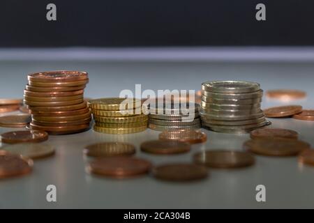 Euro e pile di monete d'Europa, dimensioni disferent e colors.Saving concetto di denaro, business e bancario..sfondo sfocato Foto Stock