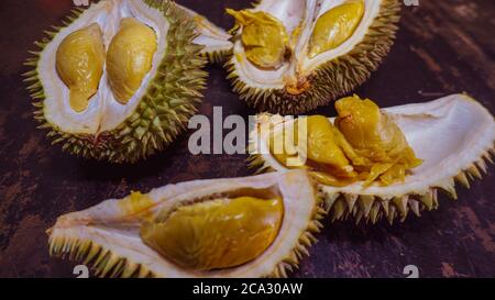 Speciale Durian matura selezionato per gli amanti della duria pronti a mangiare condizione, su sfondo di legno. Durian è conosciuto come Re della frutta. È puzzolente e la shel Foto Stock