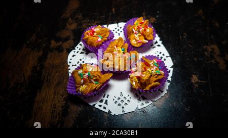 Biscotti al fiocchi di miele nel piatto durante l'Eid Mubarak. Foto Stock