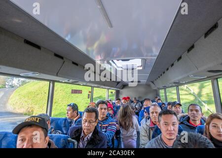 HOBBITON, NUOVA ZELANDA - 29 AGOSTO 2018: I turisti in un tour in autobus a Hobbiton Village. Foto Stock