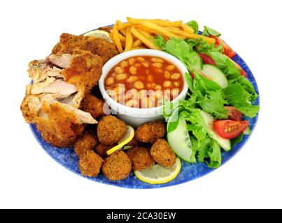 Porzioni di pollo fritte del sud e patatine fritte con un'insalata semplice fresca e fagioli cotti in salsa di pomodoro isolati su sfondo bianco Foto Stock
