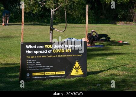 Segnalazione cautelativa in un parco nella periferia di Malvern durante l'emergenza pandemica COVID-19 a Melbourne, Victoria, Australia, agosto 2020 Foto Stock