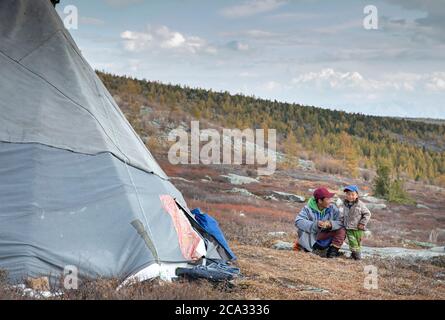 tsaatan e un ragazzino accanto al loro yurt nella Mongolia settentrionale Foto Stock