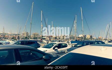 Laguna con yacht nella città del Mediterraneo meridionale Foto Stock