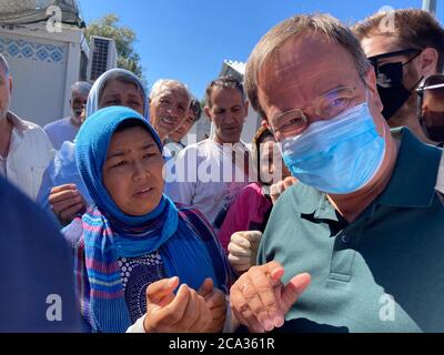 Lesbos, Grecia. 04 agosto 2020. Armin Laschet (r, CDU), primo ministro della Renania Settentrionale-Vestfalia, visita il campo profughi di Kara Tepe sull'isola greca di Lesbos. Laschet è in visita per diversi giorni in Grecia. Credit: Hülsmeier/dpa/Alamy Live News Foto Stock