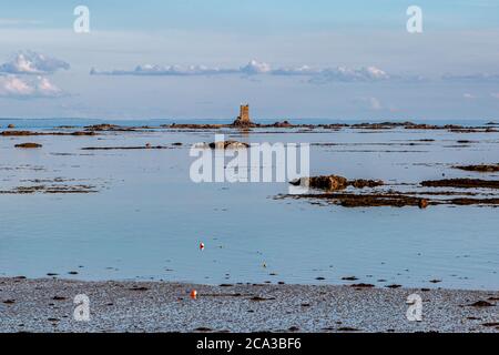 Vista mare da la Rocque sull'isola di Jersey, con Seymour Tower in lontananza Foto Stock