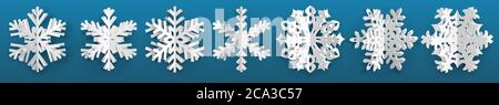 Set di fiocchi di neve in carta tridimensionale bianca su sfondo azzurro Illustrazione Vettoriale
