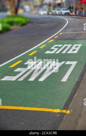 Cartello Bus Lane sulla strada nel centro della città Foto Stock