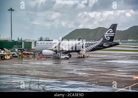 WELLINGTON, NUOVA ZELANDA - 5 SETTEMBRE 2018: Aerei New Zealand in bianco e nero lungo la pista dell'aeroporto. Foto Stock