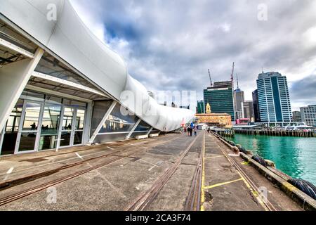 AUCKLAND, NUOVA ZELANDA - 26 AGOSTO 2018: Passeggiata della città lungo l'oceano, zona portuale in una giornata di sole. Foto Stock