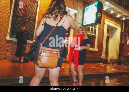 New Orleans - 05/01/2018: Vita notturna lungo Bourbon Street nel quartiere francese - le donne celebrano la festa di gallina Foto Stock