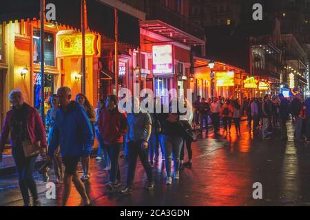 New Orleans - 05/01/2018: Vita notturna lungo Bourbon Street nel quartiere francese - persone che passeggiano per la strada Foto Stock