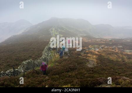 I camminatori caduti sul Lingmoor sono caduti in un giorno d'autunno nebby nel parco nazionale del distretto del lago, Cumbria, Inghilterra. Foto Stock