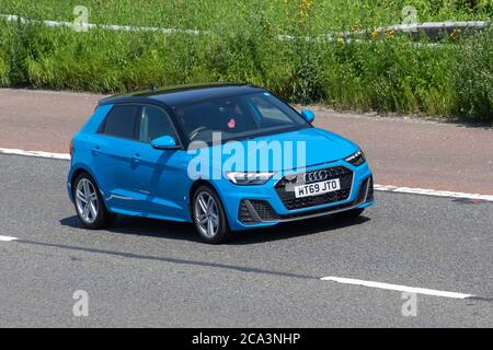 2019 blu Audi A1 S Line 35 TFSI S-A; veicoli a circolazione veicolare, automobili che guidano veicoli su strade del Regno Unito, motori, motori sulla rete autostradale M6. Foto Stock