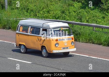 1975 anni '70 auto e camper Volkswagen bianco panna, camper sulle strade della Gran Bretagna, camper, vacanze in famiglia, vacanze caravanette, vacanze caravan Touring, conversioni kombi van, Vanagon autohom, Dormobile vita su strada, Foto Stock