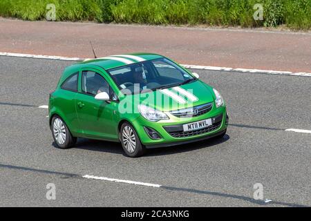 2011 verde Vauxhall corsa excite AC; veicoli veicolari in movimento, automobili che guidano veicoli su strade del Regno Unito, motori, motori sulla rete autostradale M6. Foto Stock