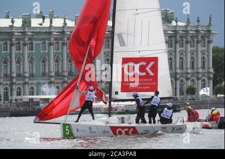 Gare della Lega nazionale della vela nel fiume Neva durante la settimana degli yacht baltici a San Pietroburgo, Russia Foto Stock