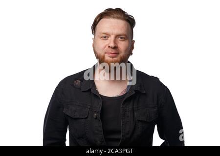 Immagine di un uomo sorridente bearded in giacca nera jeans Foto Stock