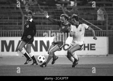 Augustin ANTALIK (a sinistra, Banik Ostrau), in duelli contro Heiner BALTES (??), Fortuna Dusseldorf), azione, Coppa europea Coppa delle Coppe 1979, seconda tappa semi-finale Fortuna Dusseldorf - Banik Ostrau 3: 1, 11.04.1979 a Rheinstadion Dusseldorf, ¬ | utilizzo in tutto il mondo Foto Stock