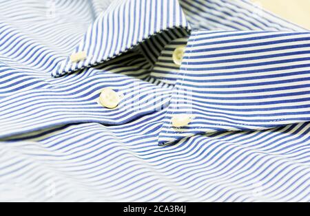 Una camicia a righe blu con un colletto con bottone in giù. Abbigliamento formale per eventi o riunioni di lavoro e aziendali Foto Stock