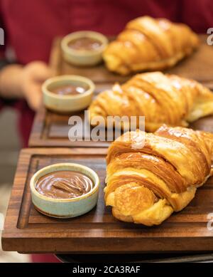 Croissant con crema al cioccolato Foto Stock