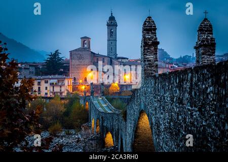 Bobbio, Val Trebbia, Piacenza, Emilia Romagna, Italia. La piccola città vicino fiume Trebbia. Foto Stock