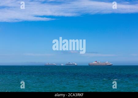 Queen Elizabeth, Aurora, Queen Victoria, 3 navi da crociera ancorate a Poole Bay a Bournemouth, Dorset UK nel mese di agosto durante la pandemia di Coronavirus Covid 19 Foto Stock