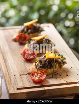 Dessert gustoso sul piatto di legno Foto Stock