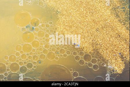 Macro shot di acqua olio sotto forma di emulsione sfondo astratto Foto Stock