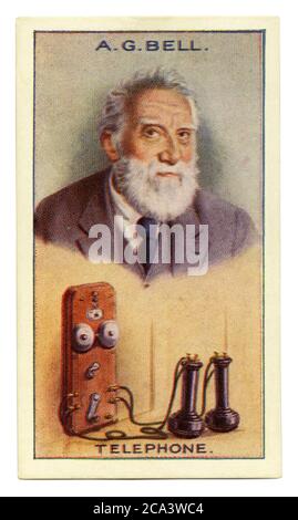 Una vecchia scheda di sigaretta (c.. 1929) con un ritratto di Alexander Graham Bell (1847–1922) e un'illustrazione di un telefono. Bell è stato un inventore, scienziato e ingegnere scozzese che è accreditato di inventare e brevettare il primo telefono pratico. Ha inoltre co-fondato la American Telephone and Telegraph Company (AT&T) nel 1885. La sua ricerca sull'udito e sul discorso lo ha portato a sperimentare con apparecchi acustici che alla fine sono culminati in Bell che ha ricevuto il primo brevetto USA per il telefono nel 1876. Bell considerò la sua invenzione un'intrusione e rifiutò di avere un telefono nel suo studio. Foto Stock