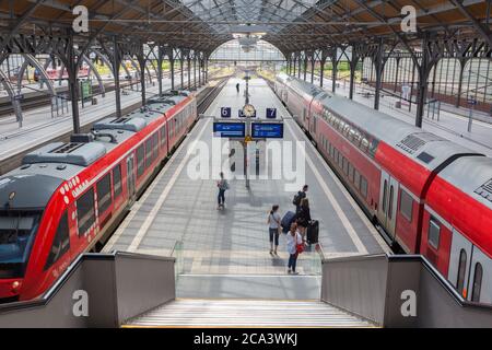 Vista all'interno della stazione ferroviaria principale di Lübeck. Con treni regionali della Deutsche Bahn. Foto Stock